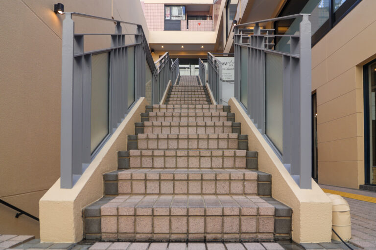 京都三条烏丸近くの階段で消費カロリー稼げる前面ガラス張りテナント