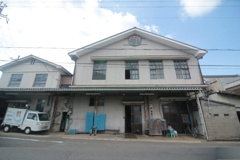 かつて海軍が使用した建物、現役製麺所の営みに伴う2階。募集開始。