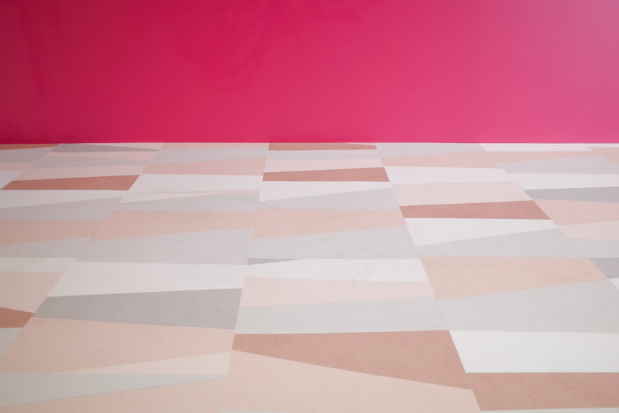 視線を奪うピンクカウンターの岸和田駅前ネイルサロン。かわいいは指先と足元から。