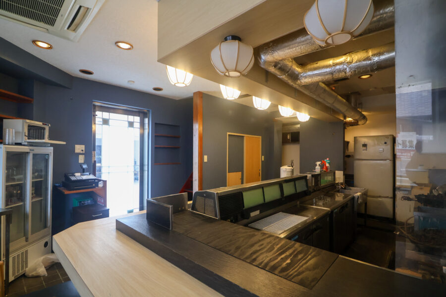 早い者勝ちです。至れり尽くせりな『居抜きの完成形』、知る人ぞ知る夜の街・中総持寺の飲食居抜きテナント。